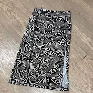 H&M Black and Cream Midi Stretchy Swirl Skirt M